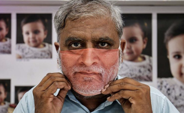 La curiosas 'mascarillas invisibles' que se venden en la India