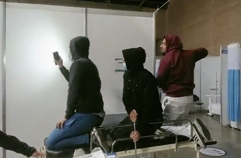 Despedidos varios sanitarios por imitar escenas de 'Titanic' en un hospital y utilizar material destinado a los pacientes