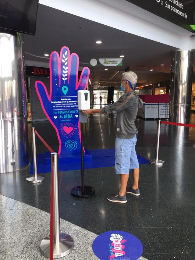 Cliente higienizando las manos