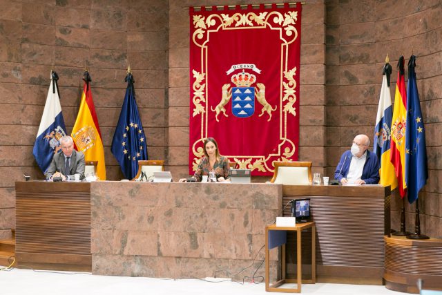 El consejero Franquis informa al Parlamento que el Gobierno ha agilizado el pago de 43 millones de euros a las compañías de transporte canarias para reactivarlas tras la crisis 1 Comisión de obras Públicas Transportes y Vivienda en la que comparece el consjero Sebastián Franquis 4