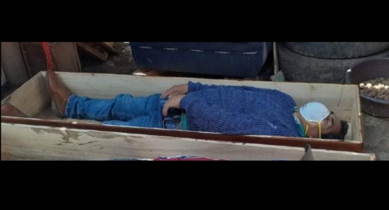 Un político ebrio se hace el muerto para no ser denunciado por la policía tras saltarse el confinamiento