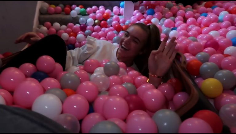 Convierten su casa en una enorme piscina de bolas durante el confinamiento
