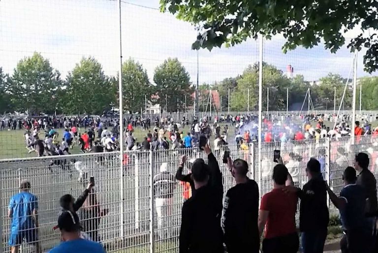 Cientos de personas se saltan el confinamiento en Francia para ver un partido de fútbol