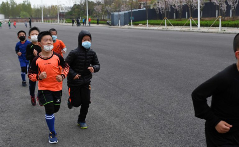 Mueren dos niños en China que utilizaban mascarillas durante una clase de gimnasia