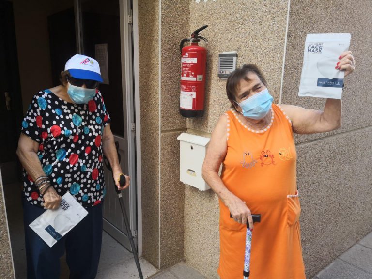 El Ayuntamiento de Mogán entrega 1.500 mascarillas a usuarios de los servicios municipales del área de Tercera Edad