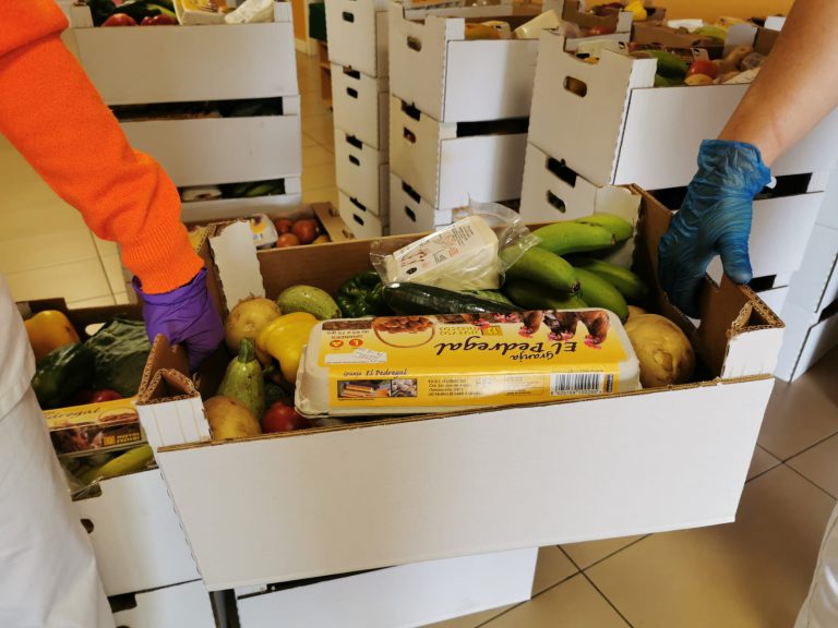 Las Escuelas Municipales de Educación Infantil distribuyen alimentos frescos de productores locales a 580 familias