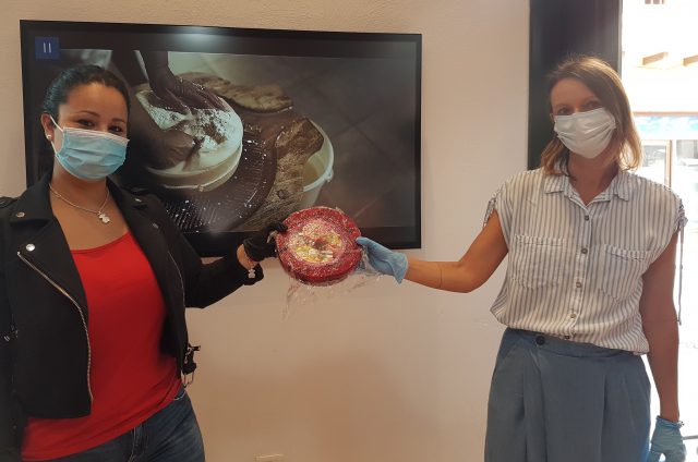 Esmeralda Santana a la izquierda entrega su premio a María Rodríguez