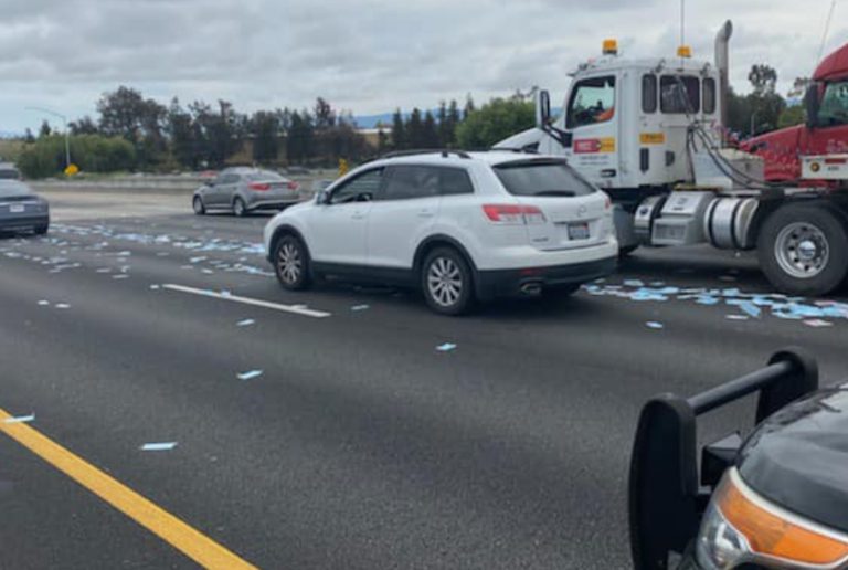 Un pedido de mascarillas queda esparcido en la carretera tras caerse accidentalmente de un camión