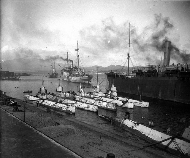 El Cabildo invita a hacer un recorrido histórico por más de un siglo del Atlántico medio en una exposición fotográfica virtual 7 Flota de submarinos americanos en Punta Delgada de Azores durante la primera Guerra Mundial