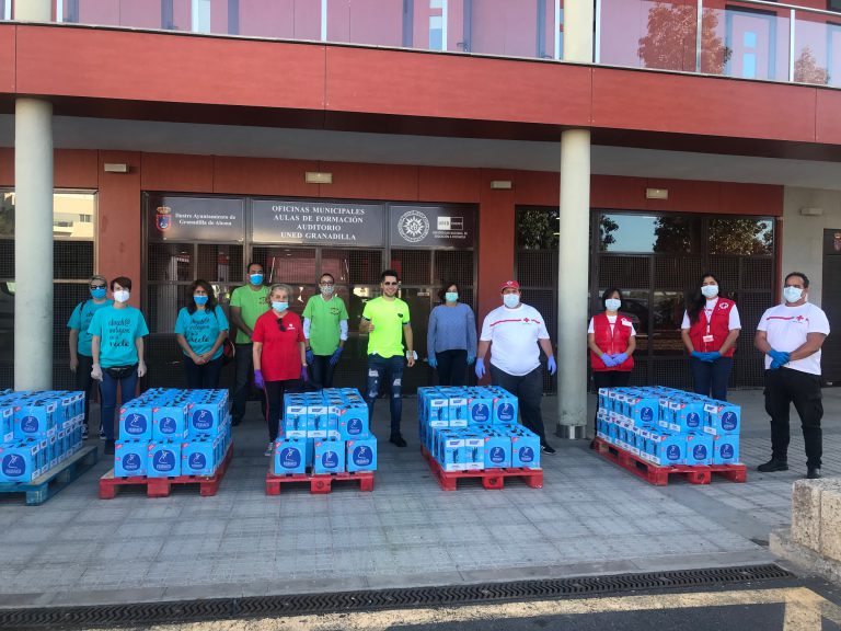 Servicios Sociales recibe una donación de lácteos del cantante granadillero Neo Pinto