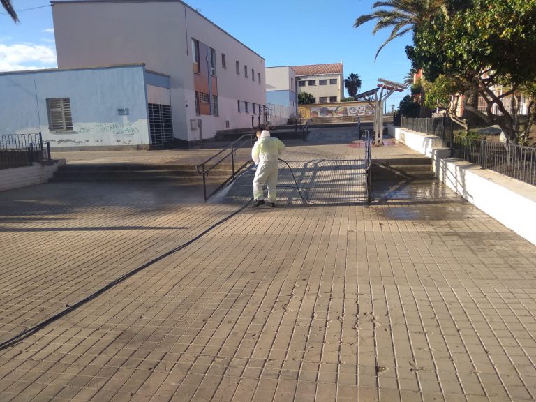   Las labores de limpieza exhaustiva llegan estos días a La Viña, la costa, Hornos del Rey, Las Remudas y otros barrios 