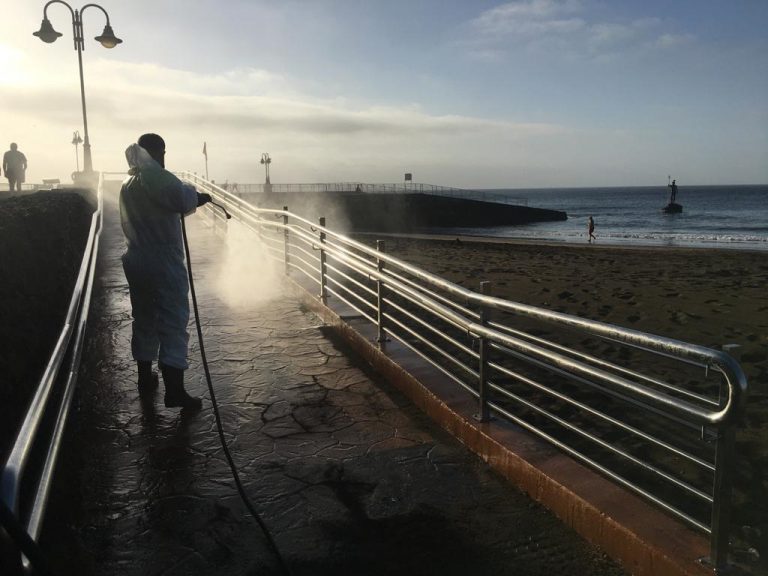 Telde intensificará la limpieza en la costa tras la reapertura de las playas del municipio 