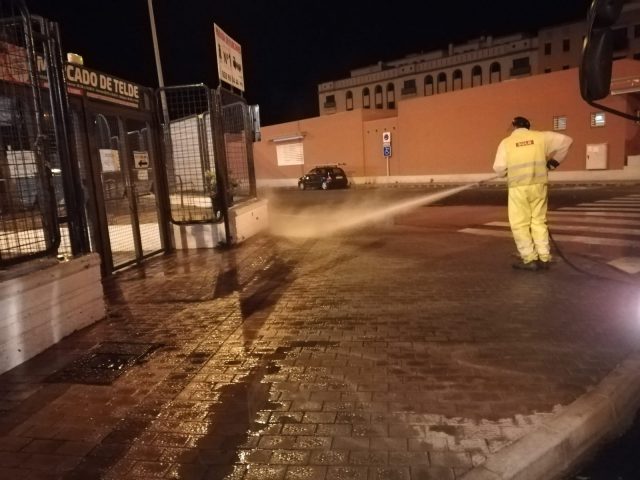 Las labores de limpieza exhaustiva llegan estos días a La Viña, la costa, Hornos del Rey, Las Remudas y otros barrios  2 LIMPIEZA MERCADO MUNICIPAL