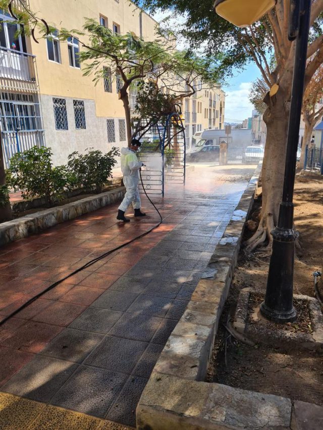 Las labores de limpieza exhaustiva llegan estos días a La Viña, la costa, Hornos del Rey, Las Remudas y otros barrios  4 LIMPIEZA OJOS DE GARZA
