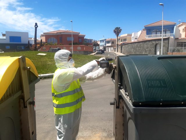 Las labores de limpieza exhaustiva llegan estos días a La Viña, la costa, Hornos del Rey, Las Remudas y otros barrios  1 LIMPIEZA Y REPARACIOěN CONTENEDORES LA GARITA2