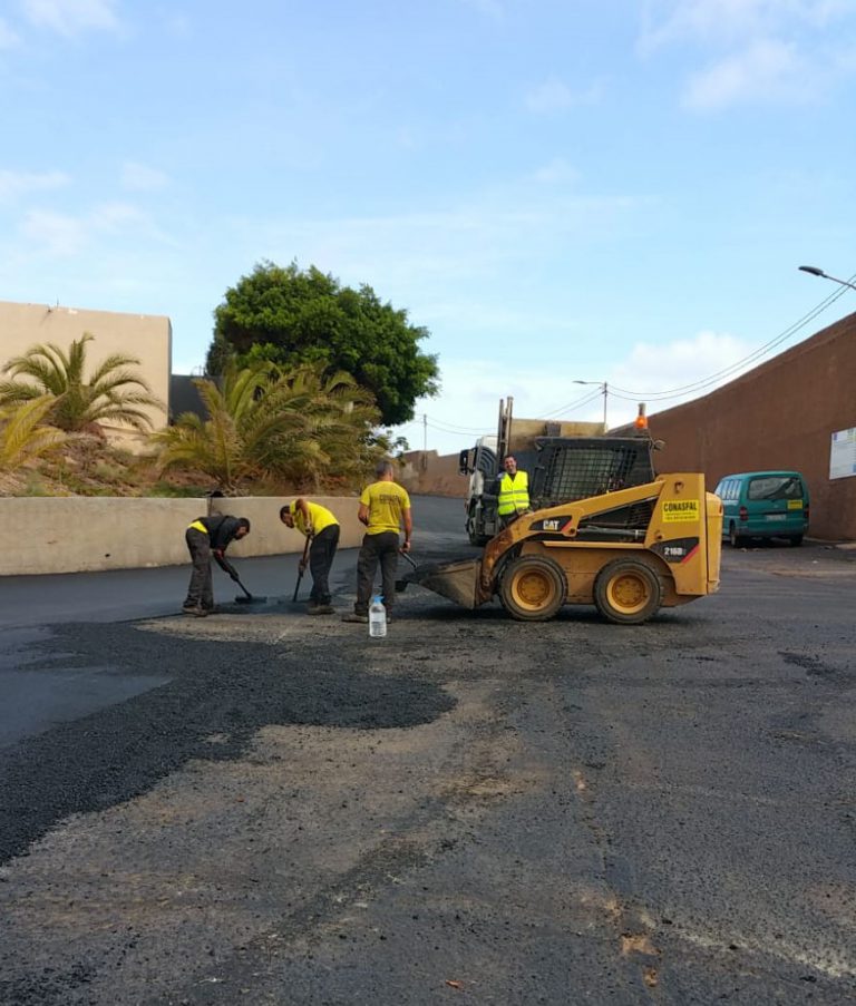 El Ayuntamiento de Santa María de Guía inició las obras de reasfaltado de la carretera de acceso al cementerio de La Atalaya