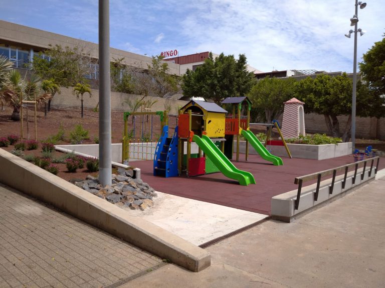 El Ayuntamiento invierte más de 98.000 euros en la renovación de tres parques infantiles