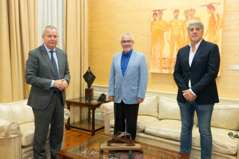 El consejero Franquis y el presidente de FEPECO, Óscar Izquierdo, coinciden en impulsar el sector de las obras públicas como uno de los ejes de la reactivación económica