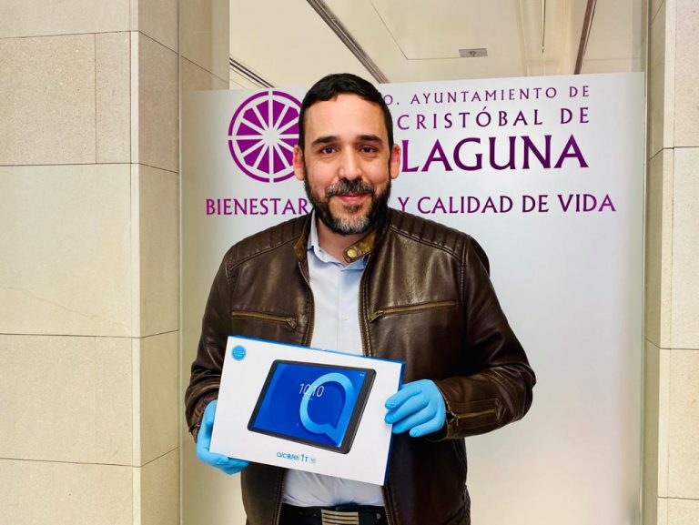 Bienestar Social de La Laguna, reparte 175 ‘tablets’ para aminorar la brecha digital entre menores en exclusión social
