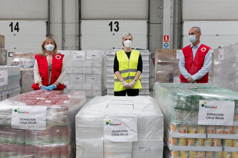 HiperDino dona 12 toneladas de alimentos a Cruz Roja Tenerife