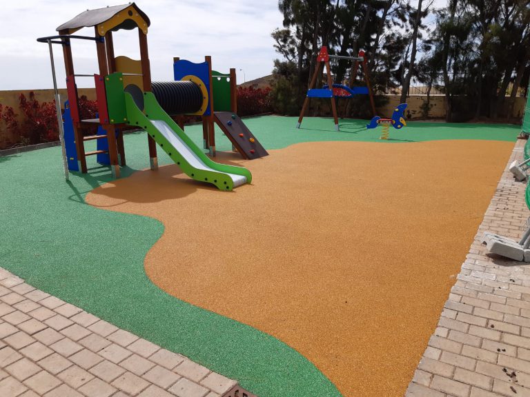 El Ayuntamiento mejora las zonas infantiles de juegos de Cercado Grande, Las Puntillas y La Pasadilla