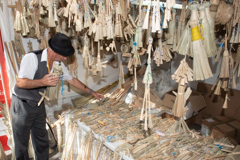 El Cabildo distribuirá 120.000 euros de ayudas a los artesanos para que afronten el cierre de sus canales habituales de venta