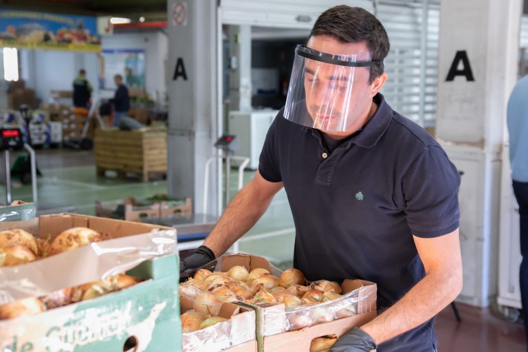 El Cabildo entrega a Mercatenerife 750 mascarillas y 400 pantallas protectoras