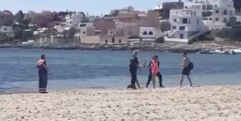 Detenido un bañista por intentar ahogar a un policía local en Ibiza tras saltarse el confinamiento