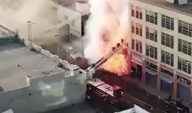 Una tremenda explosión sorprende a los bomberos de Los Ángeles en plena actuación