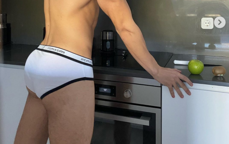 Kiko Jiménez responde a su ex posando en calzoncillos