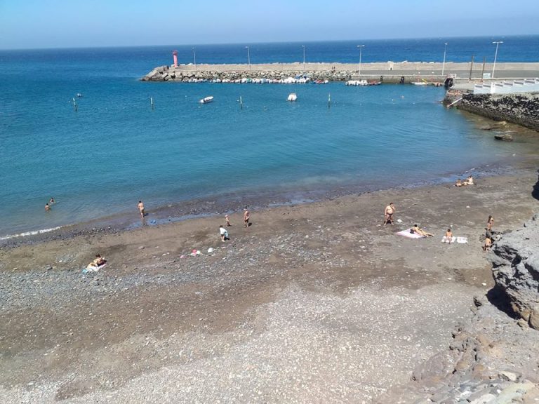 Los primeros bañistas de la Aldea de San Nicolás disfrutaron de las playas