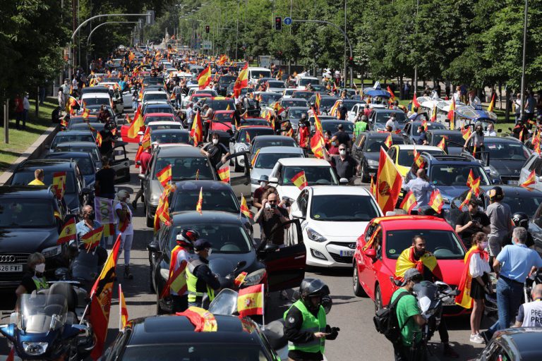 La manifestación en coche impulsada por Vox contra Sánchez colapsa el centro de Madrid