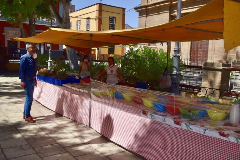 El mercadillo municipal se celebró este jueves con un mayor número de puestos