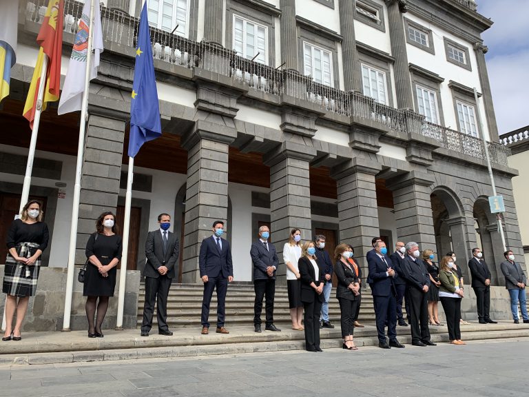 Las Palmas de Gran Canaria guarda un minuto de silencio en memoria de las víctimas de la COVID-19