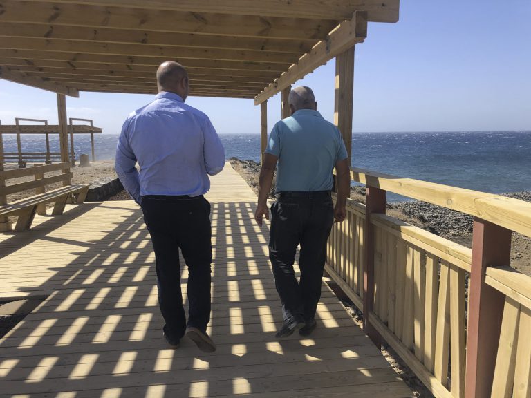 Finalizado el paseo que une la Playa de San Blas con el Paseo Marítimo de San Miguel y Los Abrigos