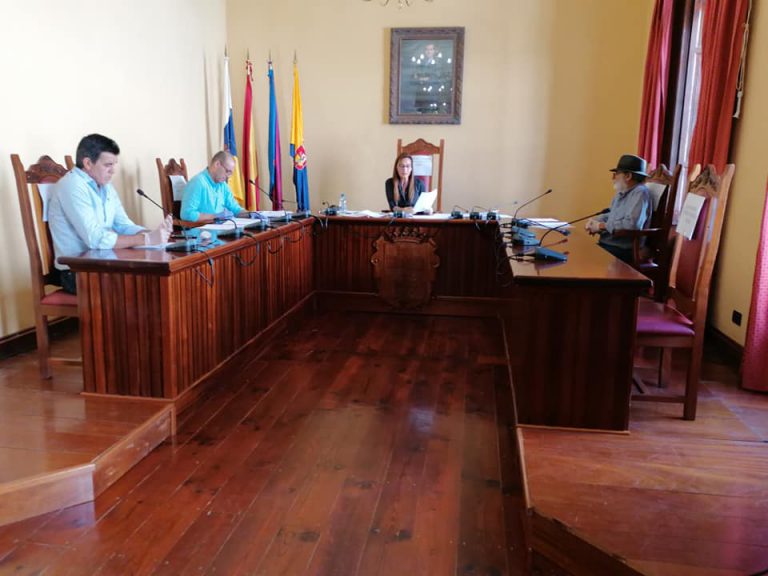 Comienza el pleno de Agaete con dos hechos insólitos