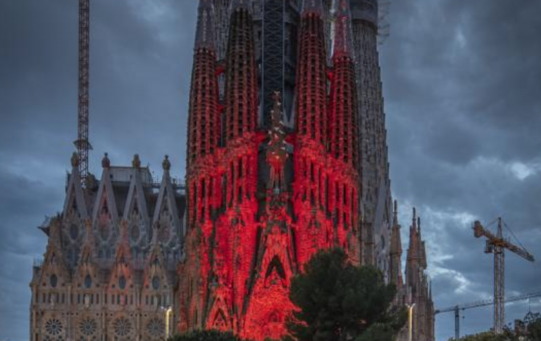 El motivo por el que la Sagrada Familia se ha teñido de rojo