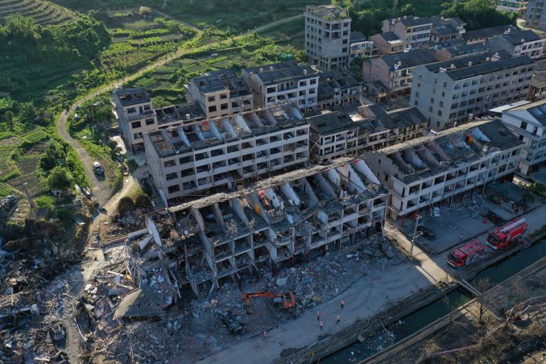 Al menos 20 muertos y más de 170 heridos tras explosión de camión con gas licuado en una autopista en China