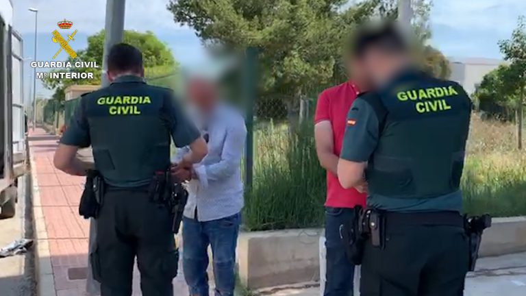 La Guardia Civil detiene a dos estafadores por la compra de 28.000 euros en whisky