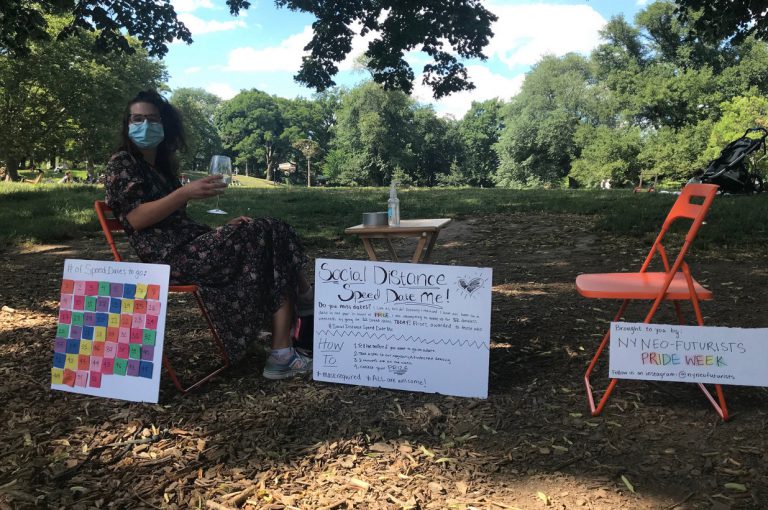 Una mujer coloca una mesa de citas en un parque y consigue 36 encuentros en solo un día