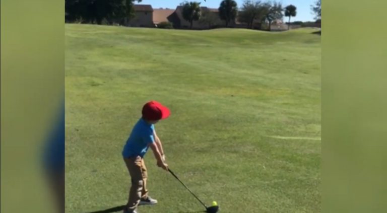 Un niño de 5 años emboca en uno en un campo de golf profesional