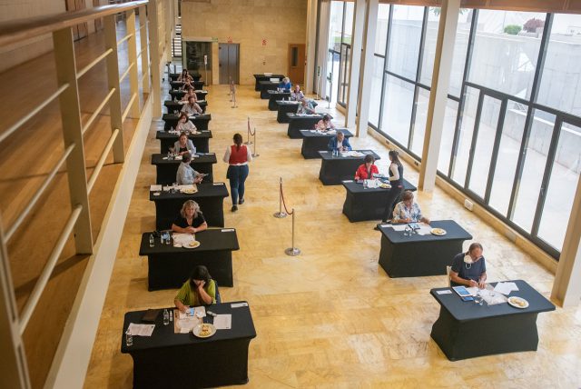 Las gemelas Beatriz y Natalia Mayor ganan el premio al Mejor Queso Curado de Gran Canaria en el concurso oficial del Cabildo 3 200626 cata quesos 13
