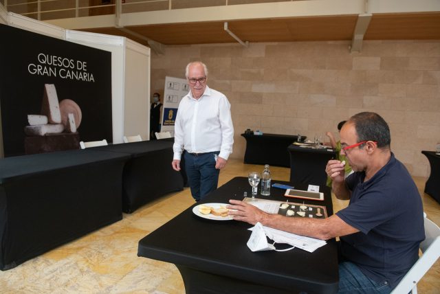 Las gemelas Beatriz y Natalia Mayor ganan el premio al Mejor Queso Curado de Gran Canaria en el concurso oficial del Cabildo 2 200626 cata quesos 15