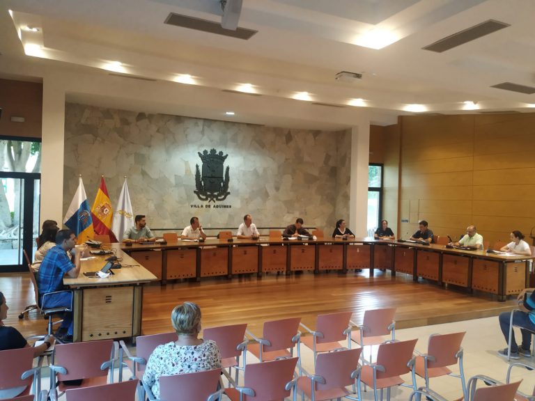 Agüimes pide al Gobierno central que busque alternativas al campamento de inmigrantes en Arinaga