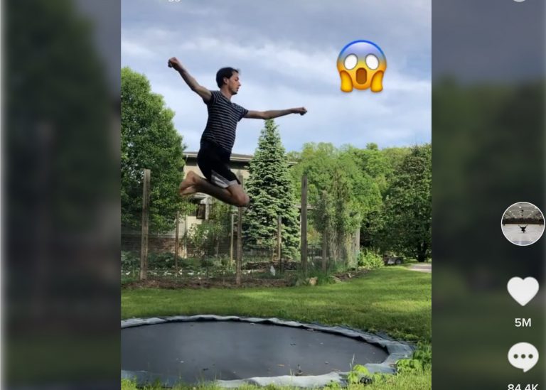 Una serpiente sorprende a un hombre mientras salta en una cama elástica