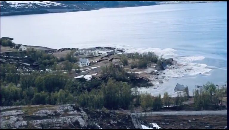 Impresionantes imágenes: un corrimiento de tierra en Noruega arrastra ocho casas hasta el mar