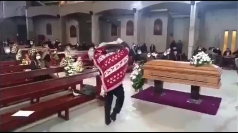 Un viudo cumple con su promesa y baila en el funeral de su mujer
