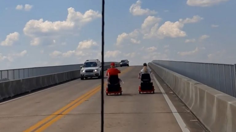 Una pareja de ancianos a bordo de sus sillas eléctricas provoca una cola kilométrica de coches