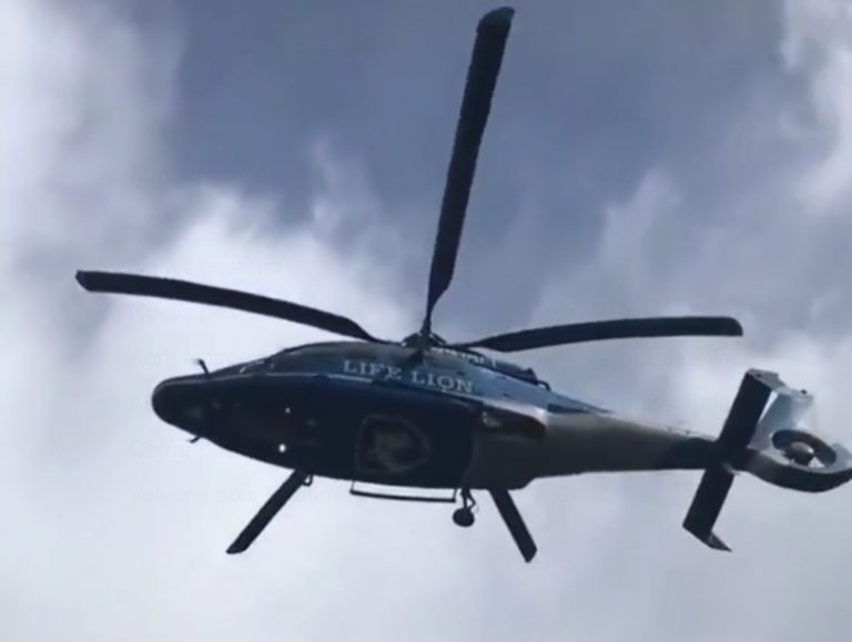 Graban un helicóptero volando sin mover las hélices