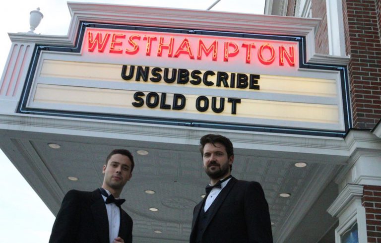Compran todas las entradas de un cine y convierten su película casera en la número uno de la taquilla estadounidense
